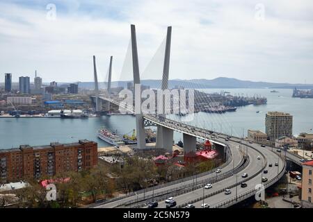 Vladivostok, Russie - 28 15 avril 2019 : Skyline et Zolotoy ou pont d'or Pont télécâblé à Vladivostok, en traversant la baie de Golden Horn Banque D'Images