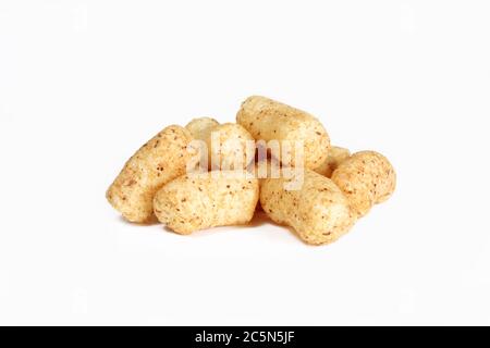 Les arachides flips isolées sur fond blanc.Pile de collations en gros plan Banque D'Images