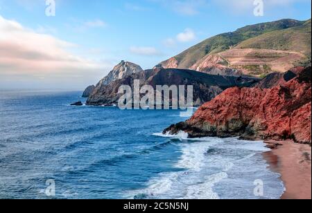 Vue sur la côte californienne dans le comté de San Mateo, à environ 25 miles au sud de San Francisco. Banque D'Images