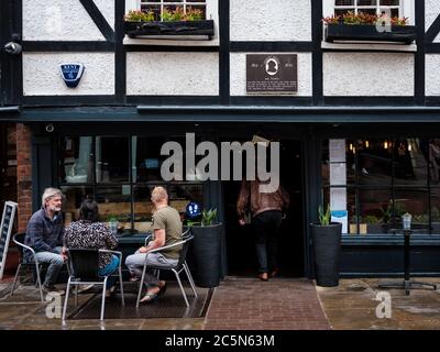 Rochester, Kent, Royaume-Uni. 4 juillet 2020. Un restaurant, Smoke & Liquor, à Rochester High Street accueille à nouveau ses clients. L'U.K rouvre des pubs, des restaurants, des coiffeurs, des coiffeurs et des hôtels le 4 juillet après avoir été fermé depuis mars en raison de l'épidémie de coronavirus. Crédit: Yousef Al Nasser/ Alamy Live News Banque D'Images