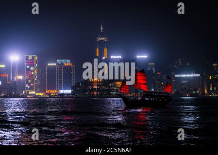 HONG KONG - décembre 8, 2013 : Chinese junk (rouge) sur Aqualuna Port Victoria, Hong Kong, le brouillard d'une nuit d'hiver. Banque D'Images