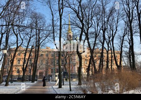 Le château de Mikhaïlovsky ou le château d'ingénierie à Saint-Pétersbourg, en Russie. Vue depuis le jardin de Mikhaïlovsky en hiver Banque D'Images