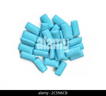 Gommes à mâcher bleues isolées sur fond blanc. Gros plan sur le bubblegum Banque D'Images