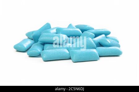 Gommes à mâcher bleues isolées sur fond blanc. Gros plan sur le bubblegum Banque D'Images