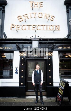 Manchester, Royaume-Uni. 04e juillet 2020. Le directeur, Tor Sagan, se trouve devant le pub Britons protection, devant ce qui a été surnommé Super Saturday. À partir de ce matin, les bars et les restaurants d'Angleterre ont été autorisés à ouvrir leurs portes pour la première fois en trois mois. Credit: Andy Barton/Alay Live News Banque D'Images