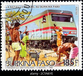 Timbre oblitéré la bataille du rail au Burkina Faso. Postes. 185 F. Burkina Faso.1985 Banque D'Images