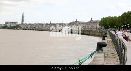 Bordeaux , Aquitaine / France - 11 07 2019 : quai de Bordeaux dans la garonne France Banque D'Images