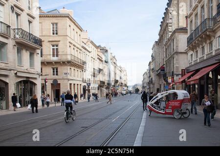 Bordeaux , Aquitaine / France - 10 30 2019 : Bordeaux ville cours de l'Intendance bâtiments dans le centre historique de la France Banque D'Images