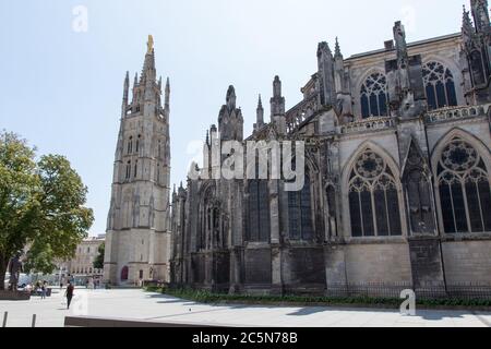 Bordeaux , Aquitaine / France - 11 25 2019 : place de Bordeaux avec tour de la cathédrale saint-Pierre Banque D'Images