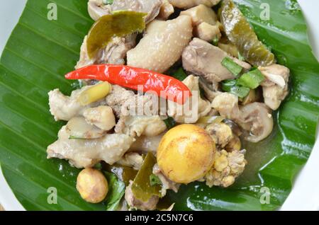 poulet cuit épicé et salade d'œufs sur feuille de banane dans l'assiette Banque D'Images