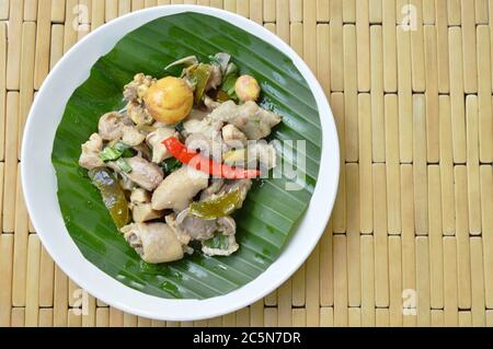 poulet cuit épicé et salade d'œufs sur feuille de banane dans l'assiette Banque D'Images