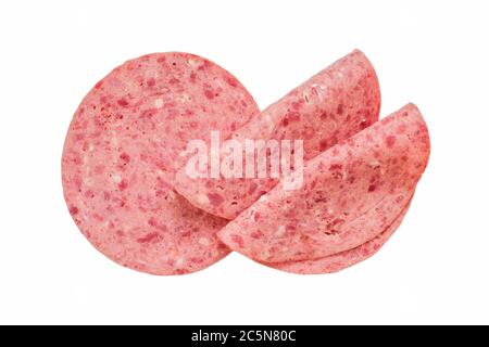 Tranches de salami isolées sur fond blanc. Viande de bœuf préparée Banque D'Images