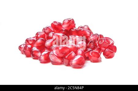 Groupe de graines de grenade isolées sur fond blanc. Fruits rouges juteux. Banque D'Images