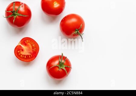 Composition alimentaire de nombreuses tomates rouges mûres fraîches sur fond blanc avec espace de copie, plat. Banque D'Images