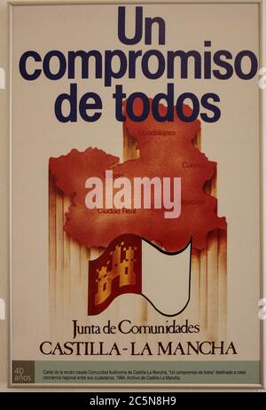 Tolède, Castilla-la Mancha, Espagne, Europe. Exposition dédiée au 40e anniversaire de la Constitution espagnole 1978-2018. Affiche de la Communauté autonome de Castilla-la Mancha, récemment créée, "UN engagement de tous" visant à créer une prise de conscience régionale parmi ses citoyens. 1984. Archive de Castilla-la Mancha. Banque D'Images