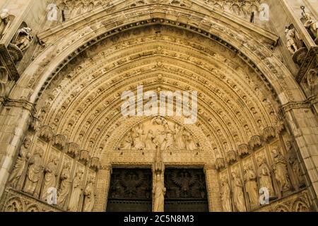 Tolède, Castilla-la Mancha, Espagne, Europe. Cathédrale primate de Sainte Marie de Tolède (Catedral Primada Santa María de Toledo). Construit entre 1226 et 1493. Puerta del Perdon (porte de pardon). Banque D'Images