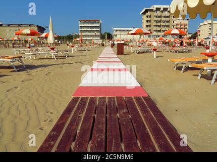 Sentier sur la plage de Rimini, Italie Banque D'Images