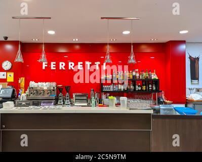 Punta Umbria, Huelva, Espagne - 3 juin 2020: Intérieur de la cafétéria et du salon de glace Ferretti dans la calle Ancha, Punta Umbria, Huelva, Espagne Banque D'Images