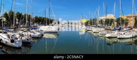 Rimini, Italie - 21 juin 2017 : Canal avec yachts et voiliers à Rimini, Italie Banque D'Images