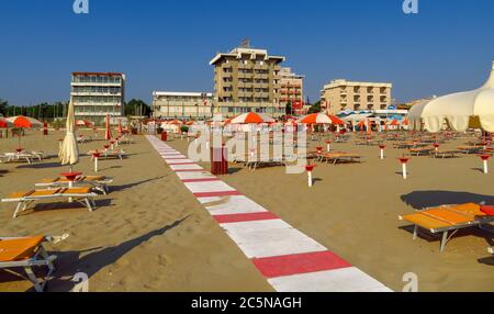 Rimini, Italie - 13 juin 2017 : sentier sur la plage de Rimini, Italie Banque D'Images