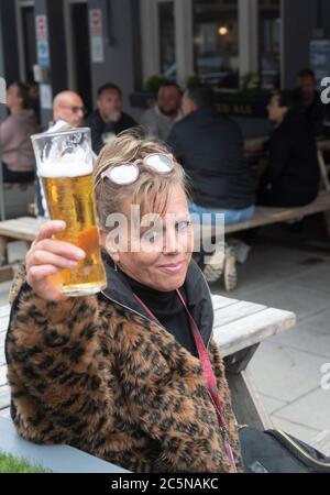 Brighton UK 4 juillet 2020 - les punters apprécient une bière au Wagon & Horses à Brighton tandis que les pubs rouvrent sur ce qui a été nommé Super Saturday en Angleterre. Pubs, hôtels coiffeurs et restaurants sont parmi les entreprises qui sont autorisés à ouvrir leurs portes à nouveau comme les restrictions de verrouillage sont assouplies plus en Angleterre pendant la crise pandémique de coronavirus COVID-19 : crédit Simon Dack / Alay Live News Banque D'Images