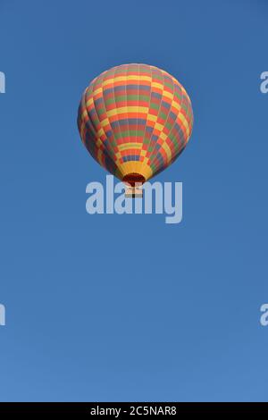 Ballon d'air chaud contre ciel bleu, Cappadoce, Turquie Banque D'Images