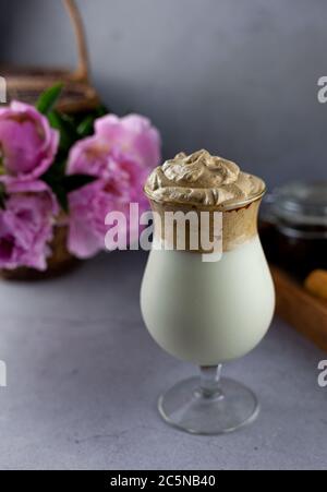 Milk shake. Chocolat et café, boisson glacée fraîche et douce. Boisson d'été sur la table dans un gobelet en verre sur une jambe. Boissons au bar. Banque D'Images