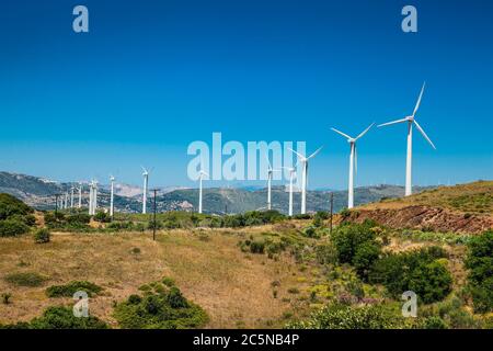 Éoliennes sur la côte sud de l'île d'Evia, Grèce. Banque D'Images