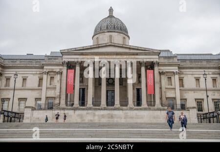 Londres, Royaume-Uni. 4 juillet 2020. Vue sur le Portico de la Galerie nationale dans un quartier tranquille de Trafalgar Square après l'isolement du coronavirus le samedi de 'plus' et avant son ouverture publique le 8 juillet 2020. Crédit: Malcolm Park/Alay Live News. Banque D'Images