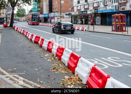 Public de sentier de plus en plus large pour permettre une règle de distance sociale de 2 mètres en Angleterre en raison de l'épidémie de COVID-19 Banque D'Images