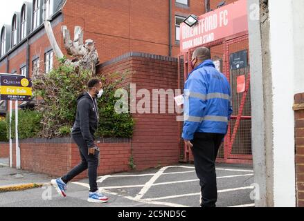 Londres, Royaume-Uni. 4 juillet 2020. Les joueurs et les officiels arrivent à Griffin Park devant Brentford FC vs Wigan Athletic. Brentford entrer dans le jeu cinq points derrière West Bromm et cherchent à obtenir dans la promotion automatique spot. Crédit : Liam Asman/Alay Live News Banque D'Images