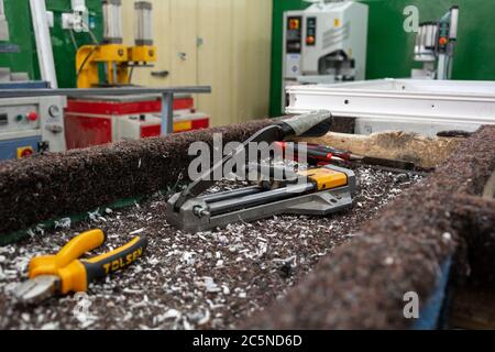 Outils de production de fenêtres en PVC sur une mini-usine pour la production de fenêtres et de portes en aluminium et en PVC. Détails équipement industriel. Banque D'Images