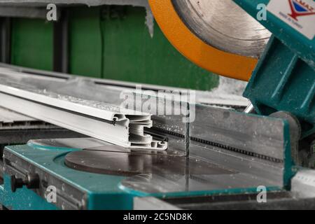 Outils de production de fenêtres en PVC sur une mini-usine pour la production de fenêtres et de portes en aluminium et en PVC. Détails équipement industriel. Banque D'Images