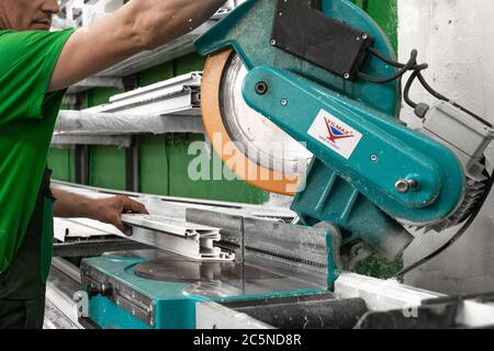 Outils de production de fenêtres en PVC sur une mini-usine pour la production de fenêtres et de portes en aluminium et en PVC. Détails équipement industriel. Banque D'Images