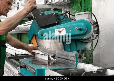 Outils de production de fenêtres en PVC sur une mini-usine pour la production de fenêtres et de portes en aluminium et en PVC. Détails équipement industriel. Banque D'Images