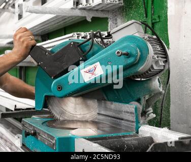 Outils de production de fenêtres en PVC sur une mini-usine pour la production de fenêtres et de portes en aluminium et en PVC. Détails équipement industriel. Banque D'Images