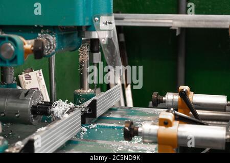 Outils de production de fenêtres en PVC sur une mini-usine pour la production de fenêtres et de portes en aluminium et en PVC. Détails équipement industriel. Banque D'Images