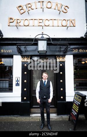 Manchester, Royaume-Uni. 04e juillet 2020. Manager, Tor Sagan se tient devant le pub Britons protection avant ce qui a été surnommé Super Saturday.pubs, restaurants, coiffeurs et cinémas en Angleterre ouvrent leurs portes pour la première fois en trois mois après un assouplissement majeur des restrictions de verrouillage des coronavirus. Crédit : SOPA Images Limited/Alamy Live News Banque D'Images