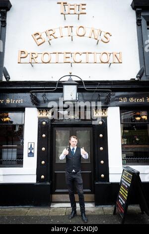 Manchester, Royaume-Uni. 04e juillet 2020. Manager, Tor Sagan se tient devant le pub Britons protection avant ce qui a été surnommé Super Saturday.pubs, restaurants, coiffeurs et cinémas en Angleterre ouvrent leurs portes pour la première fois en trois mois après un assouplissement majeur des restrictions de verrouillage des coronavirus. Crédit : SOPA Images Limited/Alamy Live News Banque D'Images