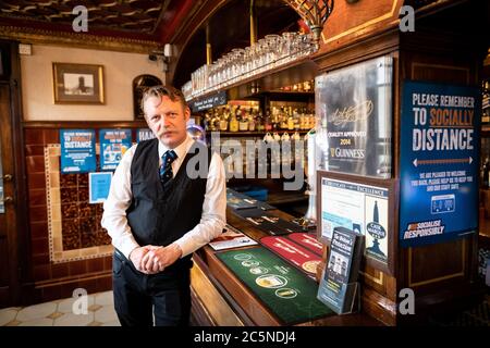 Manchester, Royaume-Uni. 04e juillet 2020. Manager, Tor Sagan pose pour une photo à l'intérieur du pub Britons protection avant ce qui a été surnommé Super Saturday.pubs, restaurants, coiffeurs et cinémas en Angleterre ouvrent leurs portes pour la première fois en trois mois après un assouplissement majeur des restrictions de verrouillage des coronavirus. Crédit : SOPA Images Limited/Alamy Live News Banque D'Images