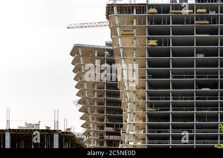 Construction d'un bâtiment résidentiel de grande hauteur de type monolithique avec colonnes de support, avec un design personnalisé. Banque D'Images