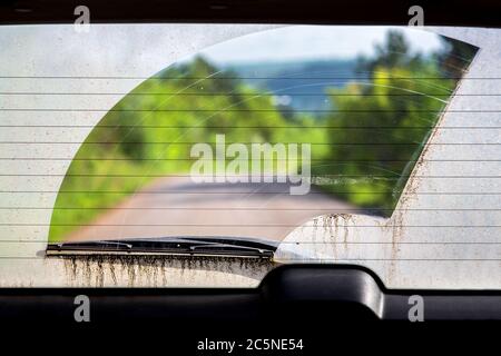 vitre arrière sale de la voiture dans la vue de la saleté de l'intérieur de la voiture à travers la vitre essuyée. Banque D'Images