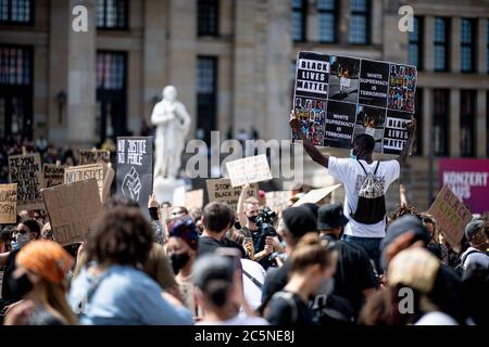 Berlin, Allemagne. 04e juillet 2020. Les participants à la démonstration de la « Black Lives Matter » se tiennent au Gendarmenmarkt. 5000 personnes sont inscrites pour la manifestation contre le racisme. Credit: Fabian Sommer/dpa/Alay Live News Banque D'Images