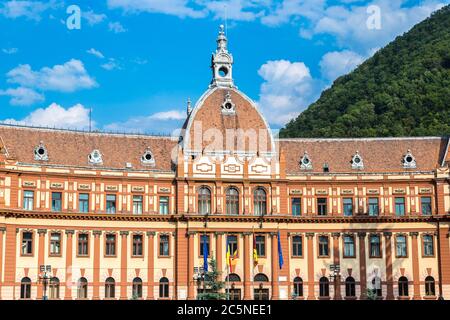 Bâtiment du conseil de comté de Brasov en une journée d'été en Transylvanie, Roumanie Banque D'Images