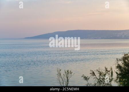 Vue sur la mer de Galilée, lac Tibériade, depuis le jardin de l'église orthodoxe grecque des douze Apôtres à Capharnaüm, Israël Banque D'Images