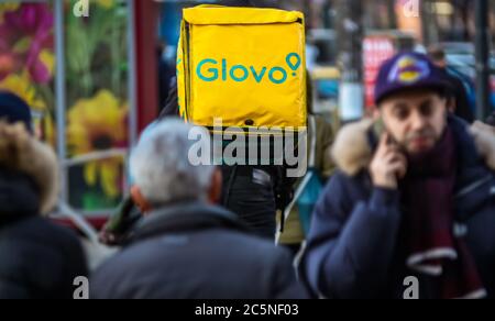 Bucarest, Roumanie - 28 janvier 2020: Un service de livraison de nourriture Glovo livre de la nourriture à Bucarest, Roumanie. Banque D'Images