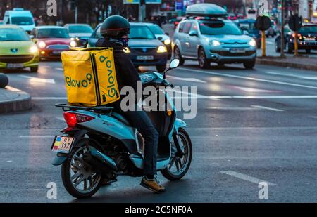 Bucarest, Roumanie - 28 janvier 2020: Un service de livraison de nourriture Glovo livre de la nourriture à Bucarest, Roumanie. Banque D'Images