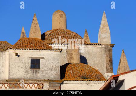 Monsaraz, Evora, région de l'Alentejo, Portugal. Ville fortifiée historique au sommet d'une colline, sous le soleil de la fin de l'après-midi. Banque D'Images