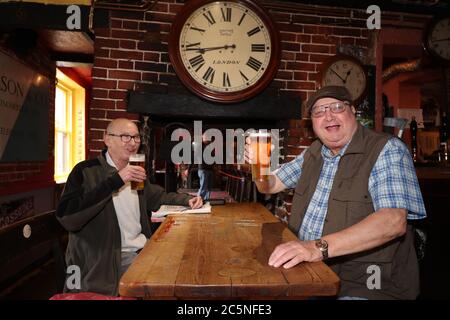 Winchester, Hampshire, Royaume-Uni. 4 juillet 2020. Les pubs britanniques rouvrent en raison des restrictions du coronavirus à Winchester. Patrick Broomfield et Mick Glass vous offrent une pinte au Black Boy pub de Winchester. Credit Stuart Martin/Alay Live News Banque D'Images