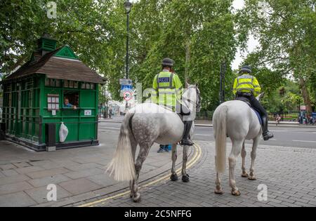 Londres, Royaume-Uni. 4 juillet 2020. Après le verrouillage du coronavirus à l'occasion du « Super Saturday », commence tranquillement dans le centre de Londres. Des policiers à montage fixe bavarder avec le personnel du café Cabmans Shelter dans l'avenue Northumberland. Crédit: Malcolm Park/Alay Live News. Banque D'Images